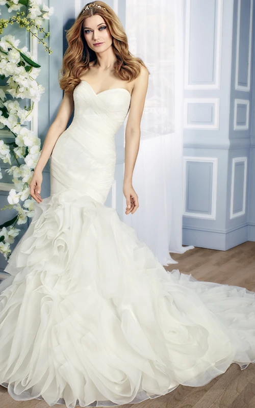 Vestido de novia de organza con volantes y escote corazón estilo sirena con tira entrecruzadas.