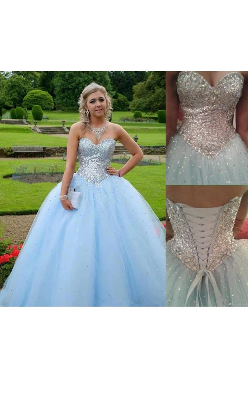 Robe de bal trapèze à décolleté cœur ornée de sequins
