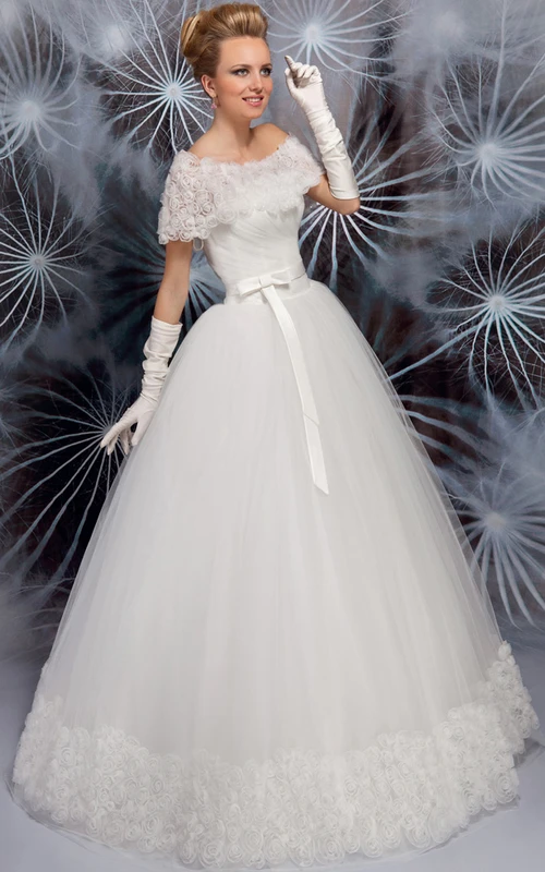Langes, gerafftes Cape-Brautkleid aus Tüll mit Blumenmuster