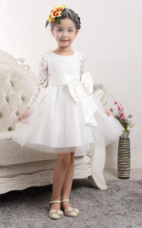 Robe de demoiselle d'honneur ravissante en tulle et dentelle, nœud papillon, manches longues et fermeture éclair.