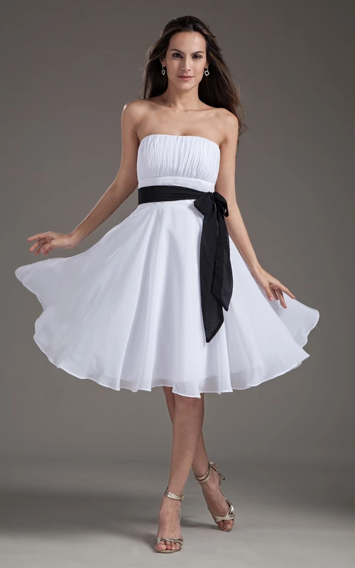 Vestido palabra de honor de gasa hasta la rodilla con fajín y lazo.