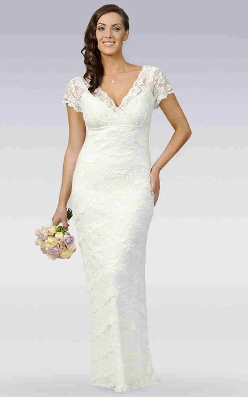 Vestido de novia de encaje con escote en V y mangas cortas.