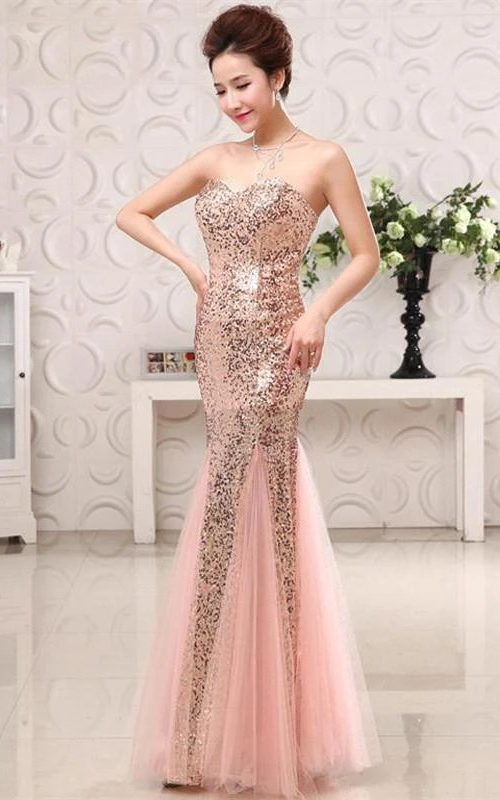 Glamuroso vestido de noche de sirena con lentejuelas y escote corazón, sin mangas y con cremallera.