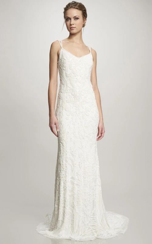 Vestido de novia largo hasta el suelo con tirantes finos de encaje, cola de cepillo y espalda en V.