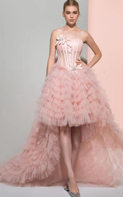 Robe de bal bustier ornée de perles, nœud papillon, dentelle, volants et traîne à plusieurs niveaux