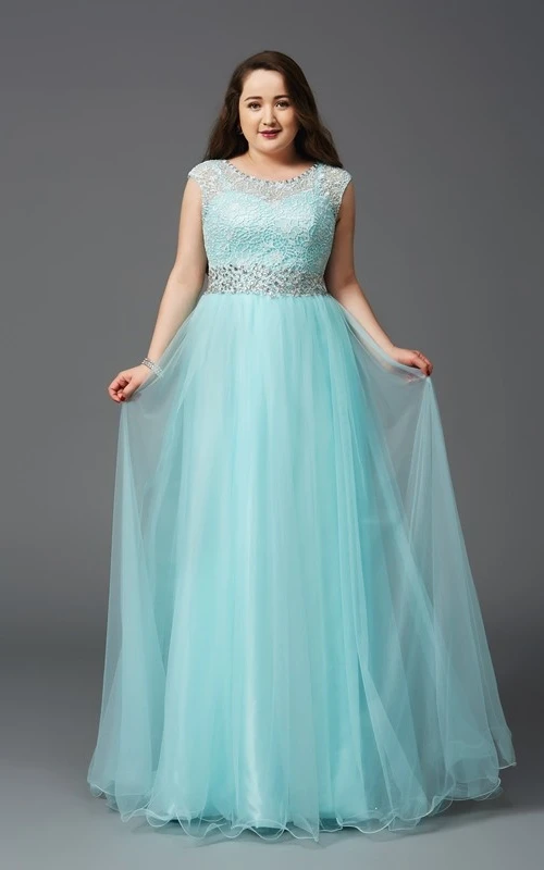 Robe trapèze longue à col rond en tulle et dentelle, ornée de bijoux à la taille