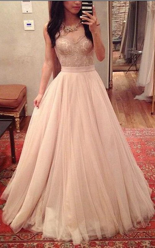 Robe longue en tulle et dentelle à plis en forme de cœur et coupe trapèze