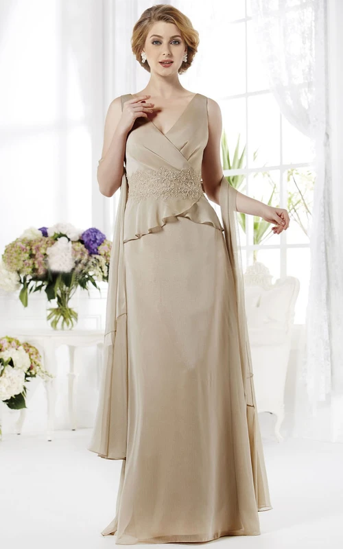 Vestido largo sin mangas con escote en V, volantes y apliques, ideal para la madre de la novia.