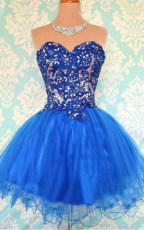 Robe de bal courte sans manches à décolleté cœur moderne ornée d'appliqués