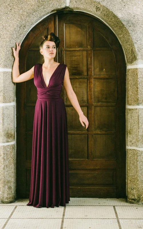 Vestido largo de jersey plisado de corte A con escote en V y mangas tipo vendaje.