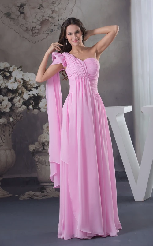 Vestido de gasa en tonos pastel con pliegues asimétricos y fruncido.