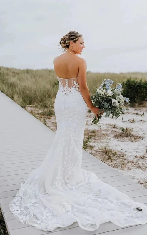 Vestido de novia informal de corte recto con escote corazón y encaje estilo campestre