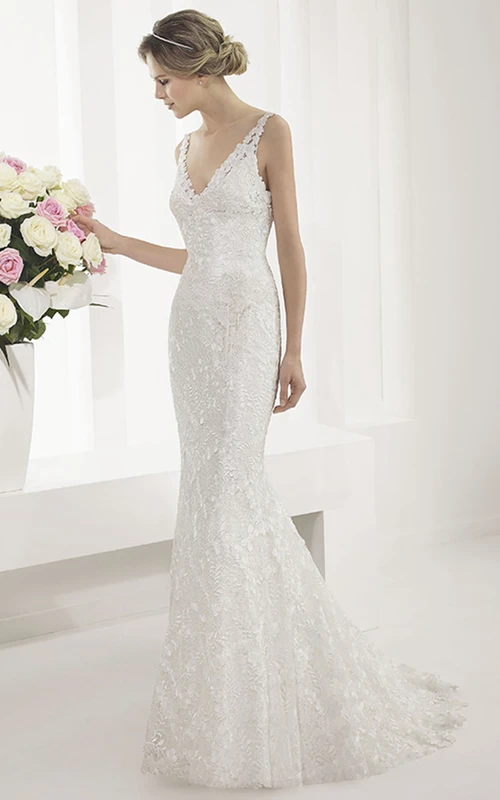 Vestido de novia de sirena con escote en V y espalda en V, con encaje integral.