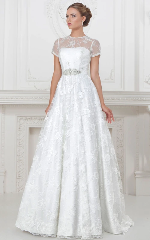 A-Linien-Brautkleid in Bodenlänge mit hohem Kragen, Applikationen, kurzen Ärmeln, Spitze und Satin, inklusive Taillenschmuck