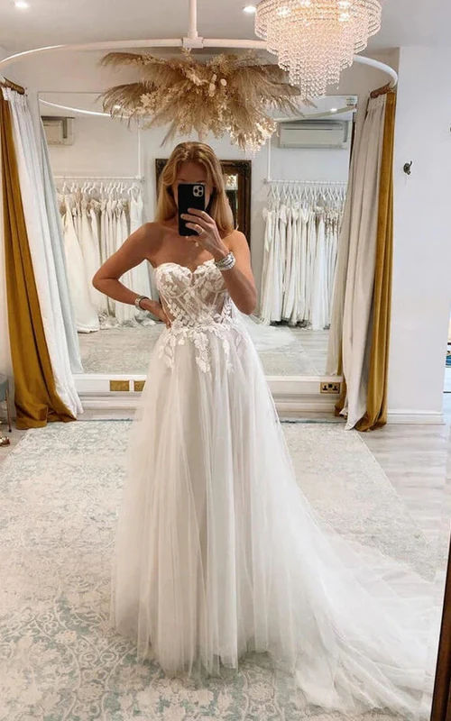 Vestido de novia de tul con escote corazón y corte imperio cruzado