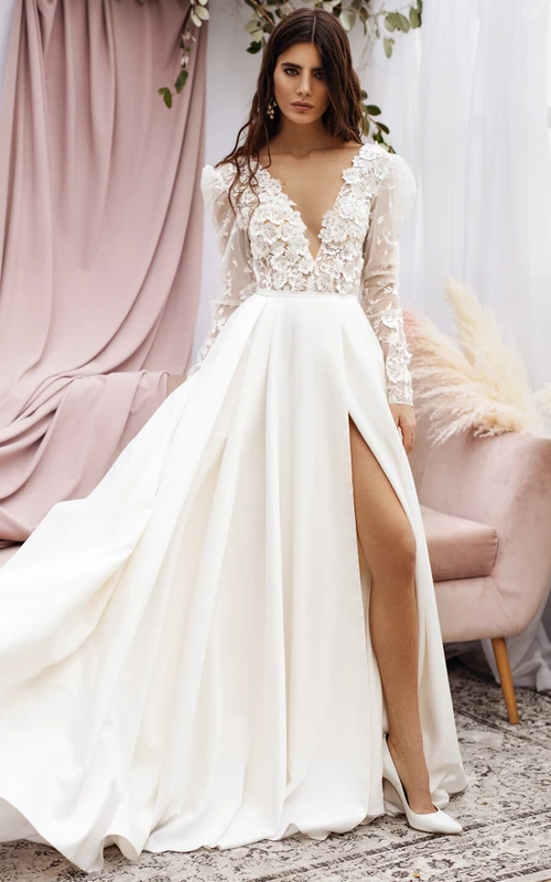 Elegante vestido de novia de gasa con escote pronunciado, manga larga y abertura frontal, con apliques en el corpiño.