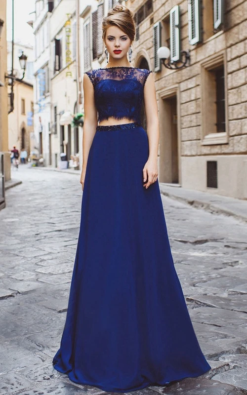 A-Linien-Kleid in Bodenlänge mit hohem Kragen, kurzen Ärmeln, Chiffon, Perlenstickerei und tiefem V-Ausschnitt am Rücken