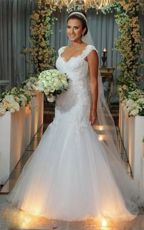 Modernes Meerjungfrauen-Brautkleid mit Tüllspitzenapplikationen und Schleppe