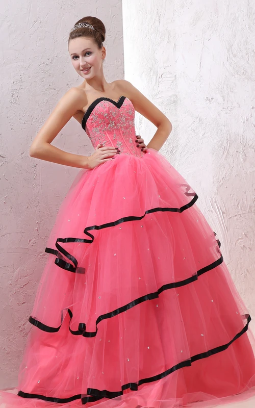 Robe de bal trapèze à décolleté cœur, corsage perlé et ourlet noir