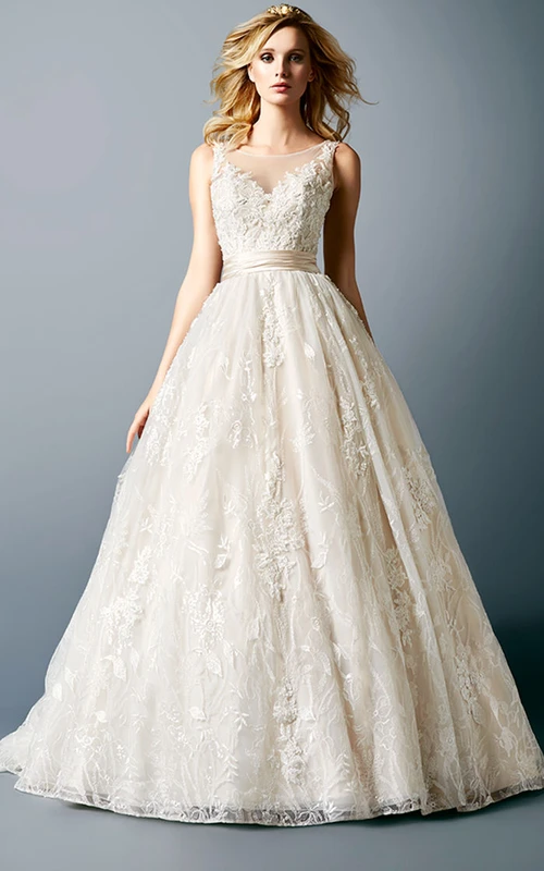Robe de mariée maxi à décolleté plongeant en dentelle appliquée avec traîne chapelle et effet illusion