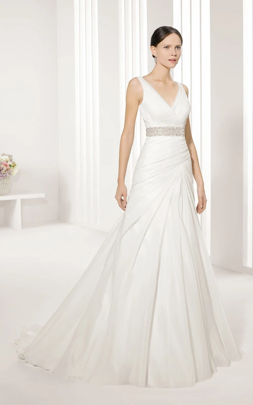 Asymmetrisches Kleid mit V-Ausschnitt und Perlenbesatz