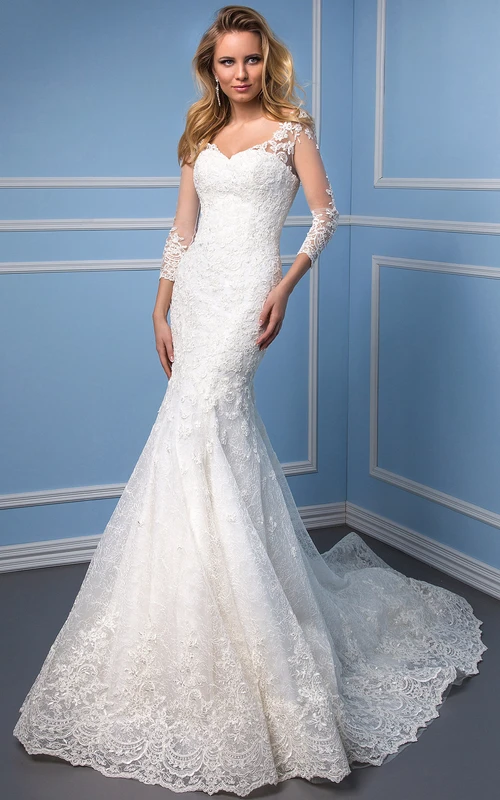 Elegante vestido de novia estilo sirena con mangas tres cuartos, escote en V, apliques de encaje y cola de capilla.