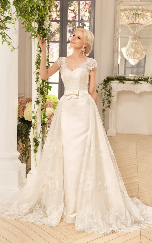 A-Linien-Kleid aus Satin mit V-Ausschnitt, kurzen Ärmeln, Korsettschnürung am Rücken, Applikationen und Schleife, bodenlang, in Korsettform, mit Spitze, Applikationen und Schleife