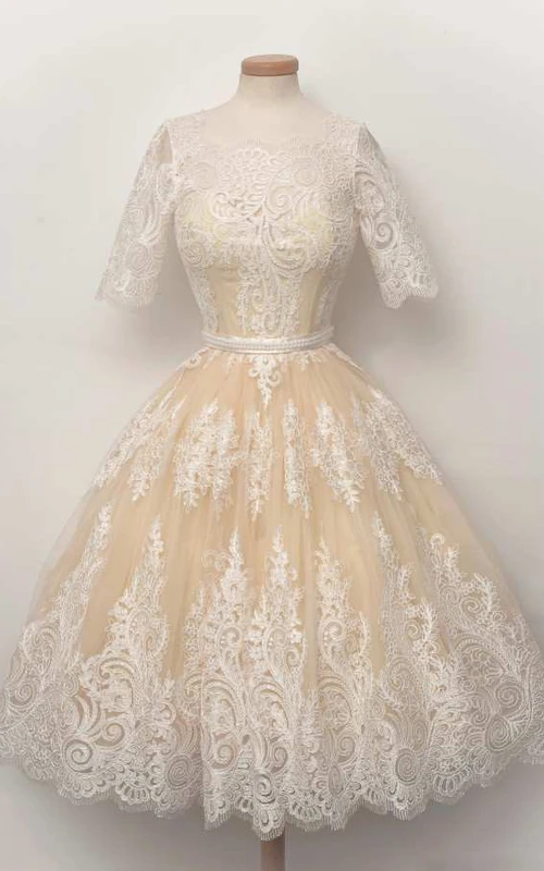 Vestido de encaje con escote redondo, corte en A y mangas cortas, con pliegues.