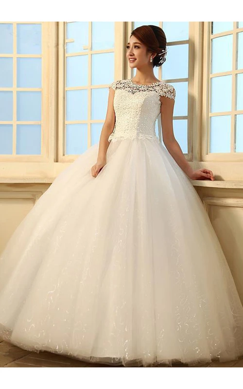 Precioso vestido de novia de tul con mangas cortas y encaje, con cordones.