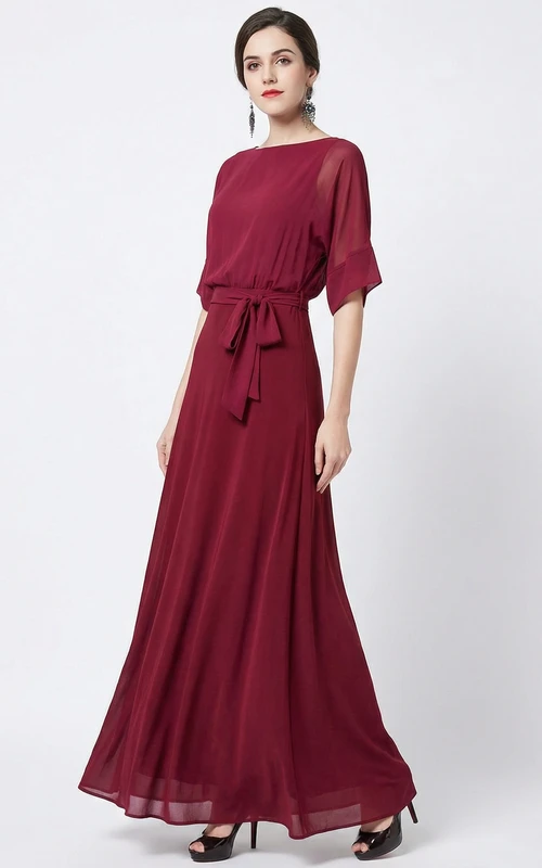 Robe en mousseline plissée à col bateau et manches courtes