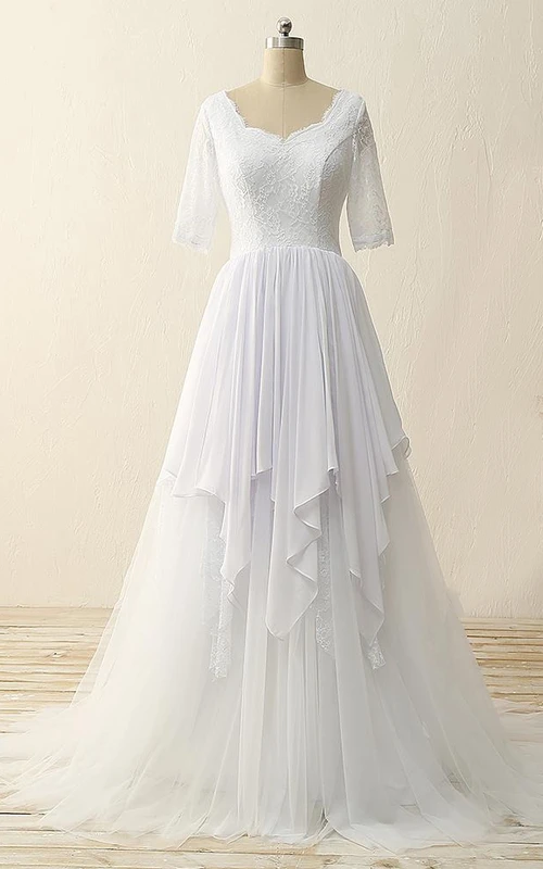 Vestido de gasa, tul, encaje y satén con cremallera, manga corta y cola larga.