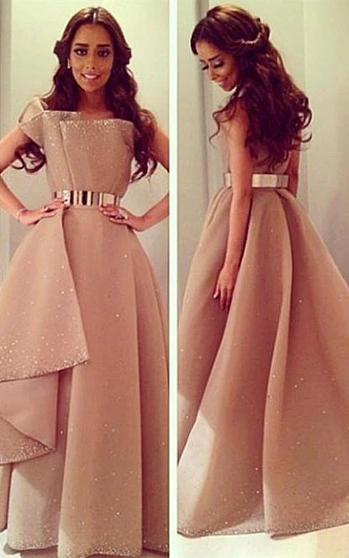 Vestido de noche moderno de corte A con lentejuelas, cinturón metálico y cola larga.