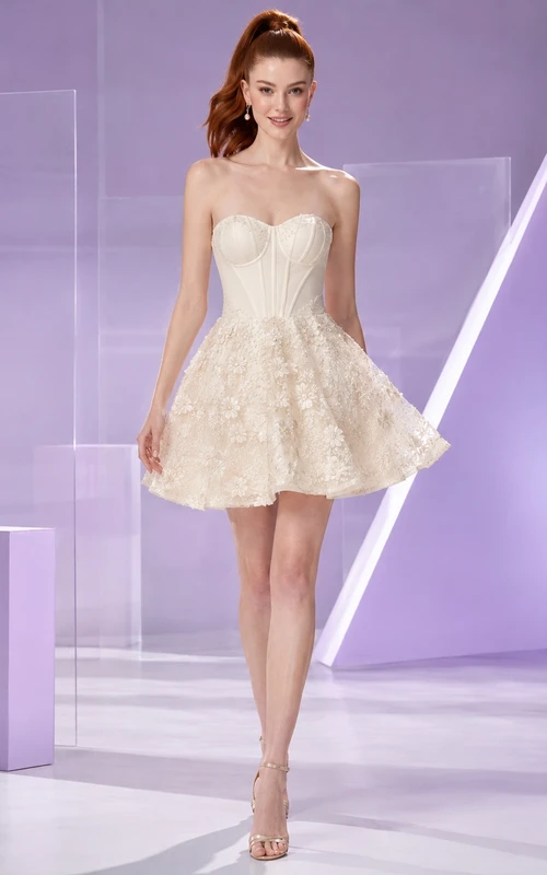 Robe de cocktail courte contemporaine ivoire sans bretelles, corset à fleurs et perles, coupe trapèze, idéale pour un bal de fin d'année.