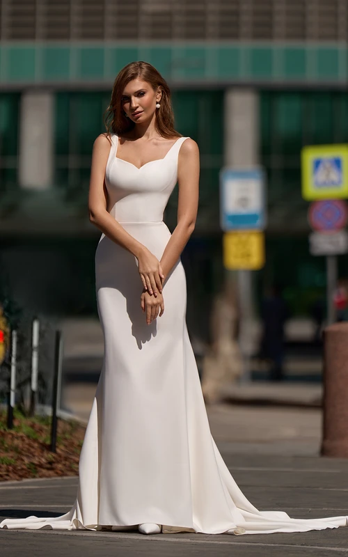 Vestido de novia sencillo sin tirantes de satén liso con escote en V bajo en la espalda y cola larga.