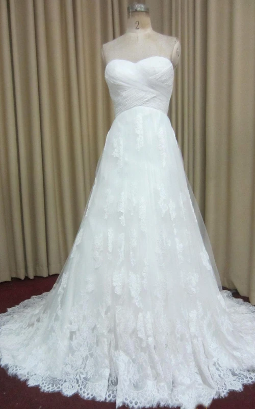 Vestido de encaje de corte A con escote corazón, corpiño fruncido cruzado y espalda con cordones.