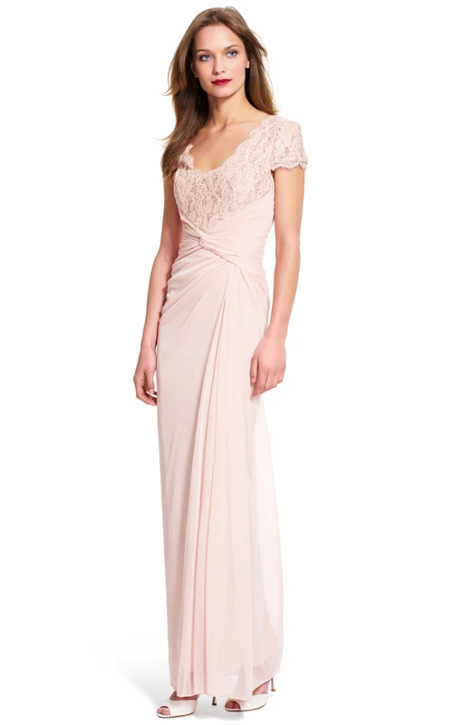 Etuikleid aus Chiffon mit V-Ausschnitt, kurzen Ärmeln und Drapierung – Brautjungfernkleid