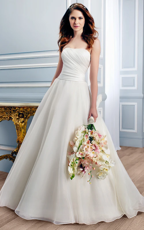 Vestido de novia largo de gasa fruncida sin tirantes con cola de corte