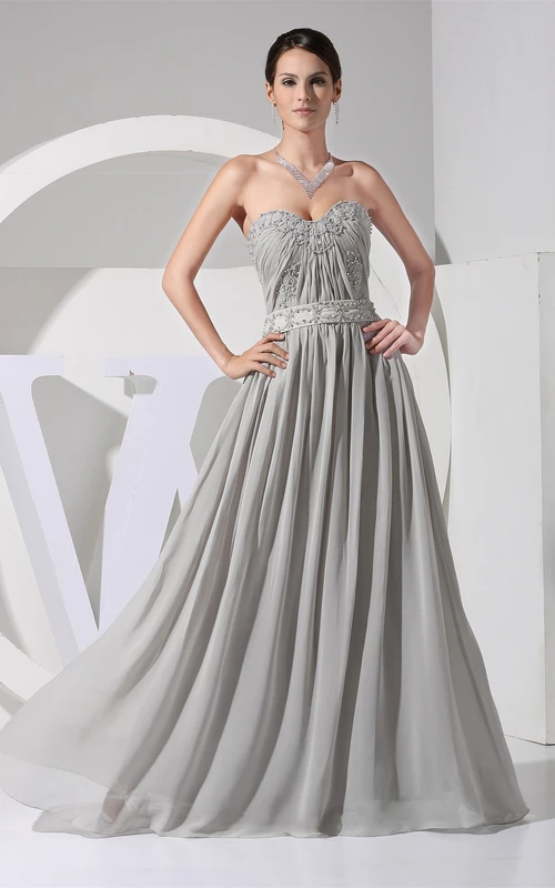 Vestido de gasa con escote corazón, estampado floral y fruncido con apliques.