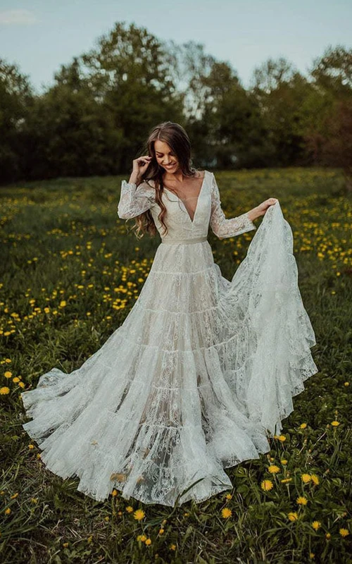 Robe de mariée bohème champêtre en dentelle, coupe trapèze, décolleté en V, manches longues sexy