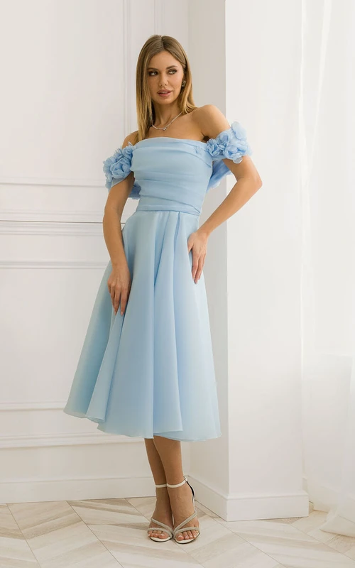 Hellblaues, trägerloses, teelanges Chiffonkleid mit Raffungen und Blumenmuster