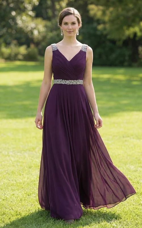 Vestido de gasa color burdeos con tirantes de cristal.