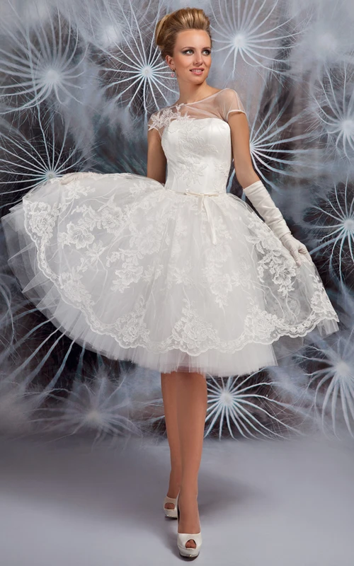Kurzes Bateau-Brautkleid aus Tüll mit Applikationen und Flügelärmeln