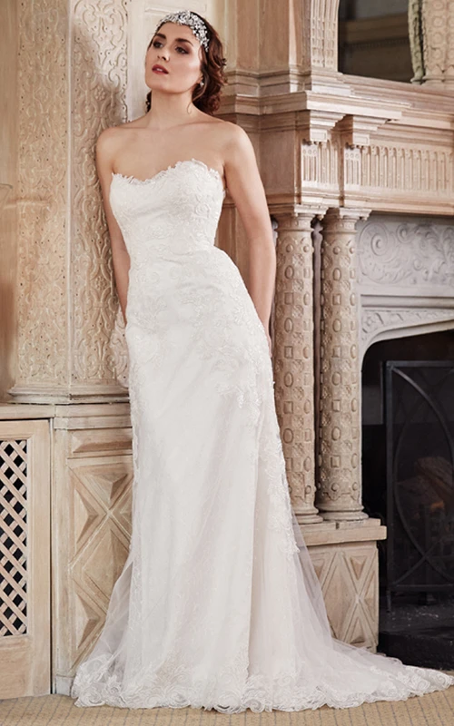 Vestido de novia largo hasta el suelo sin tirantes con apliques de encaje y tul y cola de cepillo
