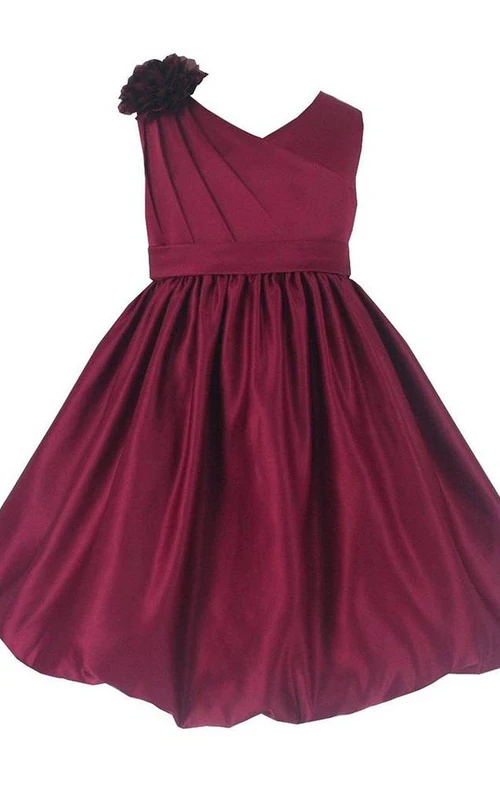 Ärmelloses, plissiertes Kleid mit V-Ausschnitt, Blume und Schleife