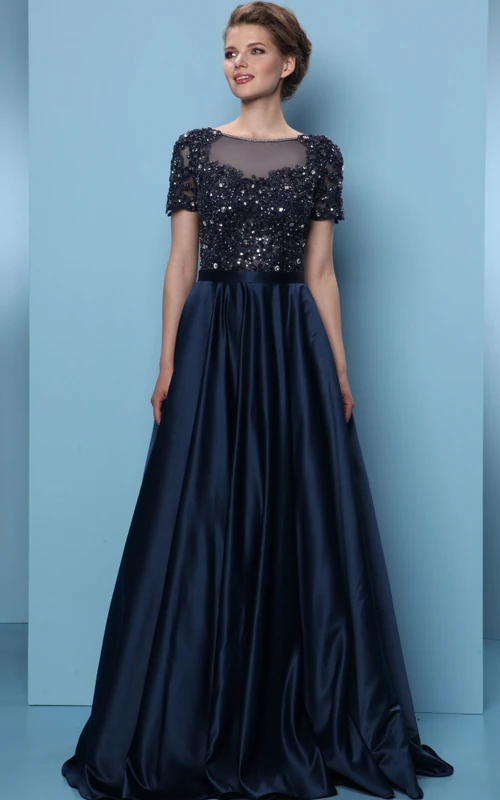 Robe de bal longue trapèze en satin à manches courtes et col rond orné de cristaux, avec plis