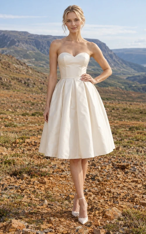 Brautkleid in Knielänge mit herzförmigem Ausschnitt und plissiertem A-Linien-Rock aus Taft