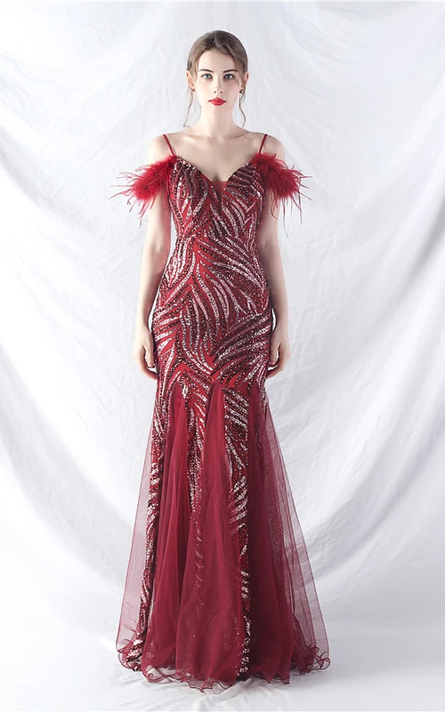 Vestido de noche de alta gama confeccionado con plumas de avestruz, lentejuelas apiladas y malla de gasa.