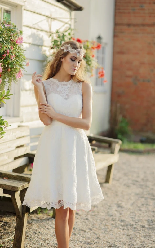 Vestido de novia de encaje sin mangas hasta la rodilla con escote ilusión y corte en A