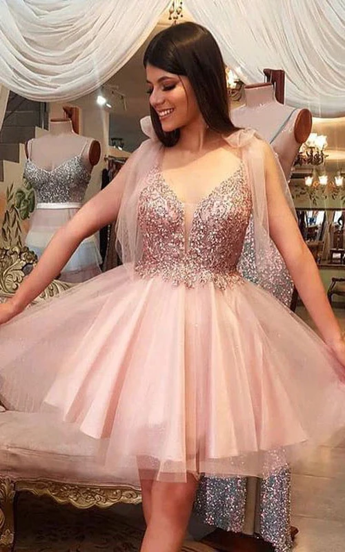 Kurzes, ärmelloses Empire-Abendkleid mit Schleife und tiefem Ausschnitt sowie perlenbesetztem Oberteil