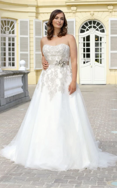 A-Linien-Kleid, bodenlang, trägerlos, ärmellos, mit Tüllapplikationen, Blumenapplikationen und Schleppe, Kommunionskleid